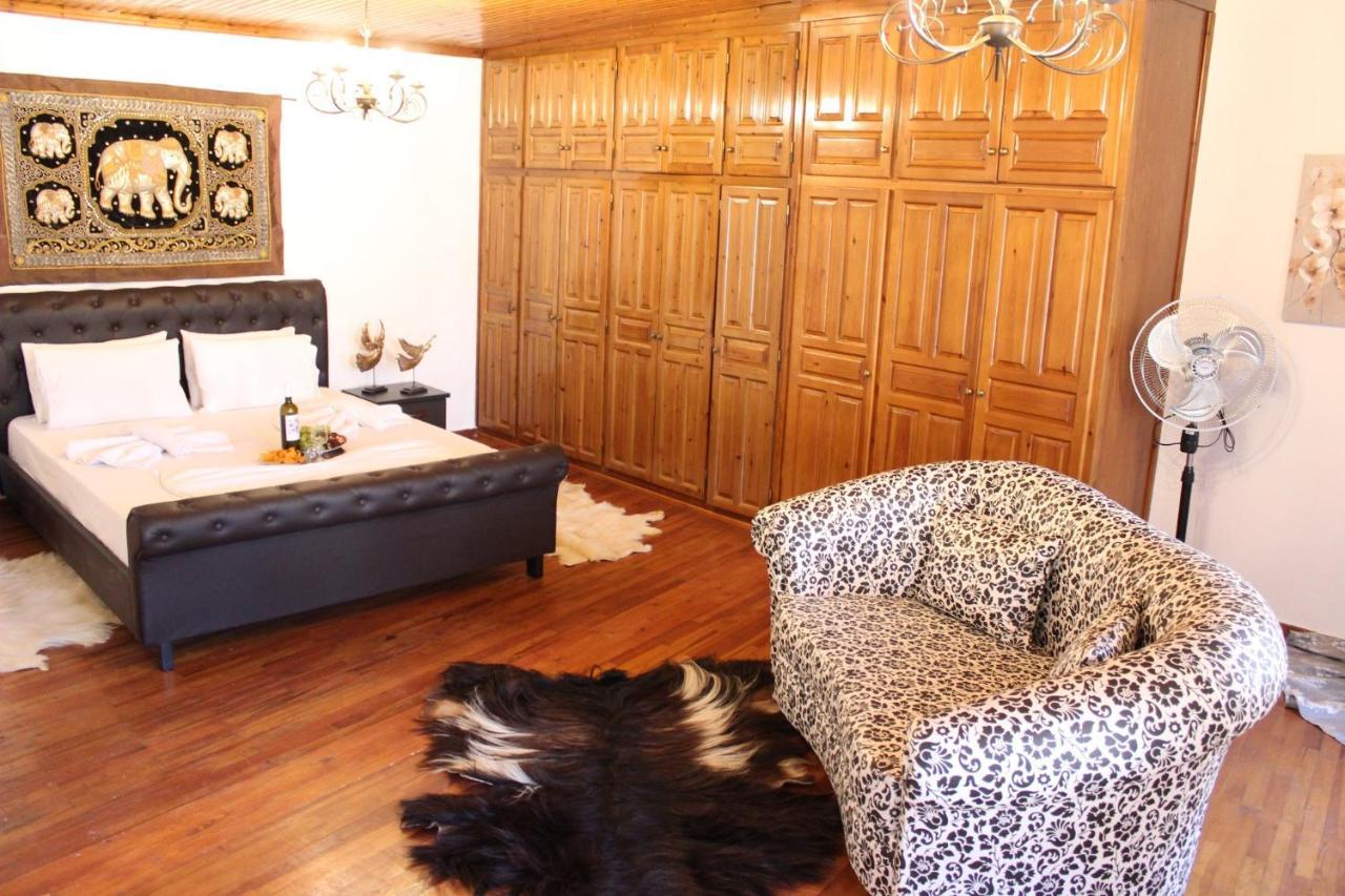 Kiratsos House *