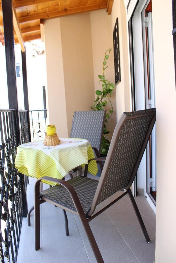 Kiratsos House *