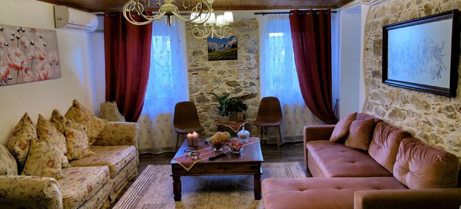 Kiratsos House